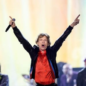 Aos 83 anos, Mick Jagger segue uma rotina intensa e se dedica a diversos esportes, incluindo a corrida, natação, ciclismo, musculação, kickboxing, dança, balé, ioga e pilates