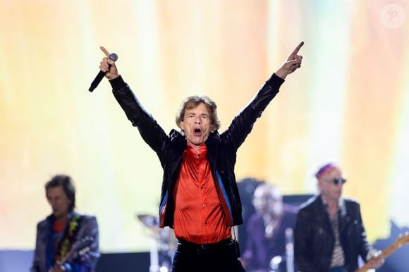 Aos 83 anos, Mick Jagger segue uma rotina intensa e se dedica a diversos esportes, incluindo a corrida, natação, ciclismo, musculação, kickboxing, dança, balé, ioga e pilates