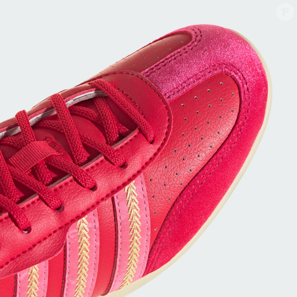 Inspirado no vermelho vibrante que domina vídeos de Instagram e TikTok, o Adidas Barreda Lo prova que moda e internet estão mais conectadas do que nunca