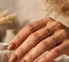 O marrom quente com reflexos dourados deixa as unhas curtas sofisticadas