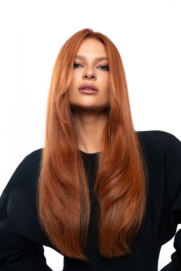 Segundo a L'Oréal Professionnel, o Spicy Cinnamon ganha profundidade com mechas super sutis em tom sobre tom, que criam um efeito iluminado sobre a base aquecida e valorizam o brilho e o movimento dos fios