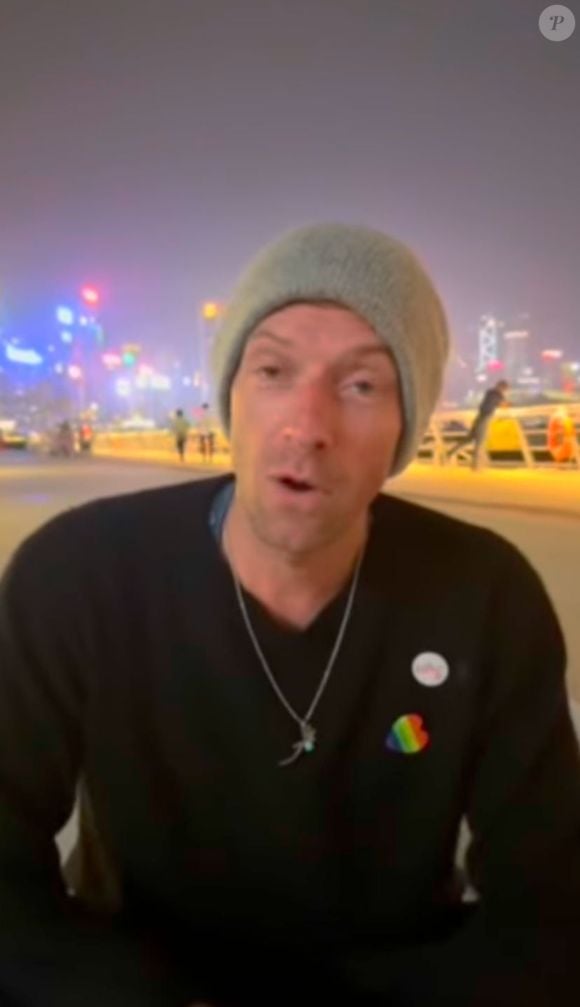 Chris Martin destaca que ouvir música e assistir a filmes também fazem parte de sua rotina para manter o equilíbrio emocional.
