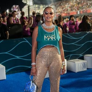 Sheron Menezzes combinou um abadá em regata com uma calça brilhante