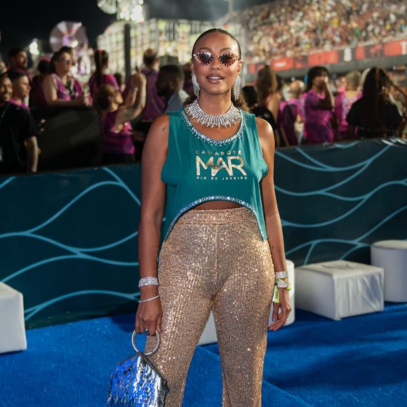 Sheron Menezzes combinou um abadá em regata com uma calça brilhante