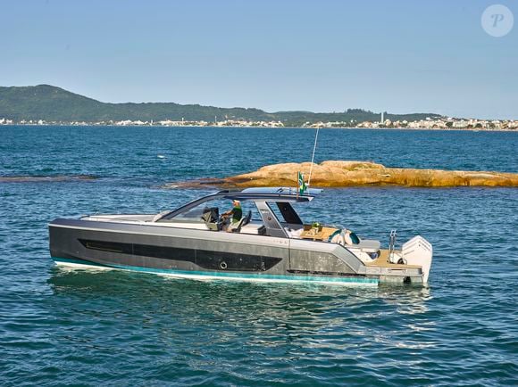 Interior da Schaefer V44, modelo de Gisele Bündchen, destaca acabamento premium, cockpit amplo e integração dos ambientes