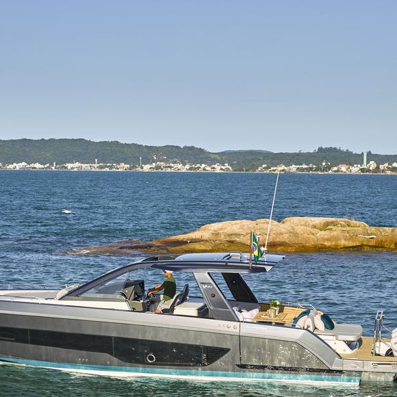 Interior da Schaefer V44, modelo de Gisele Bündchen, destaca acabamento premium, cockpit amplo e integração dos ambientes