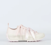 O Converse Run Star Hike Ox Peached Pretty Pink Amendoa Pink combina uma tonalidade rosa-amendoada delicada com uma plataforma robusta de aproximadamente 5,5 cm, oferecendo uma alternativa ao salto alto para quem deseja ganhar alguns centímetros no visual