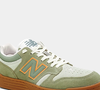 O New Balance 480 Low virou desejo entre mulheres maduras graças ao tom verde sálvia, que substitui os neutros tradicionais sem perder a sofisticação