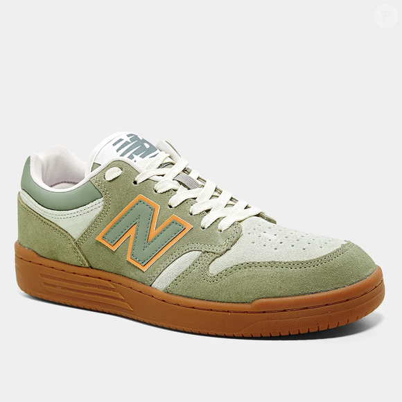 O New Balance 480 Low virou desejo entre mulheres maduras graças ao tom verde sálvia, que substitui os neutros tradicionais sem perder a sofisticação