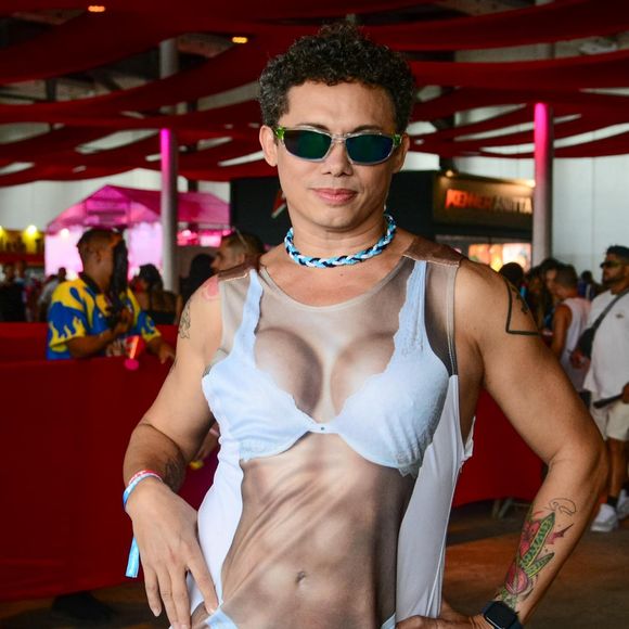 Silvero Pereira apostou em um look divertido para os Ensaios da Anitta