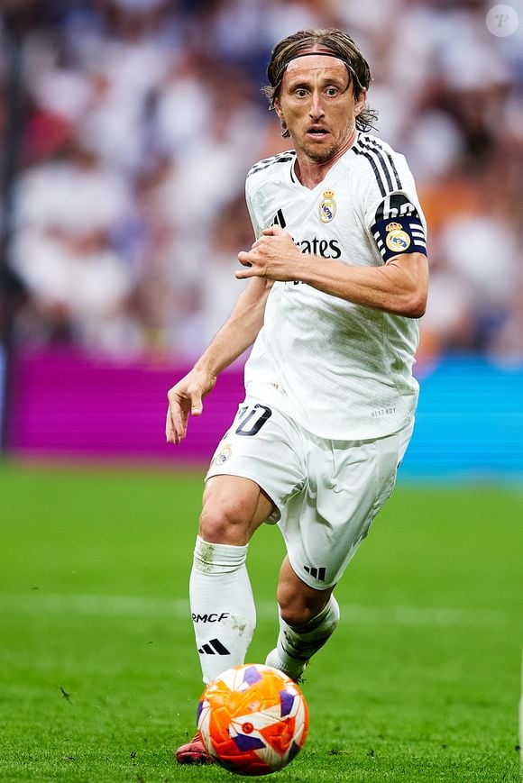 Modric realiza atividades nas quais faz uso de faixas de resistência para promover a elasticidade muscular, fundamental para atletas que precisam de agilidade