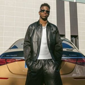 Entre carros milionários, modelos raros e SUVs esportivos de luxo, Vini Jr. chama atenção fora dos gramados pela garagem digna de astro de Hollywood. Ainda assim, o atacante brasileiro sempre aparece de carona na Espanha