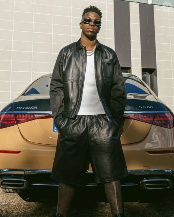 Entre carros milionários, modelos raros e SUVs esportivos de luxo, Vini Jr. chama atenção fora dos gramados pela garagem digna de astro de Hollywood. Ainda assim, o atacante brasileiro sempre aparece de carona na Espanha