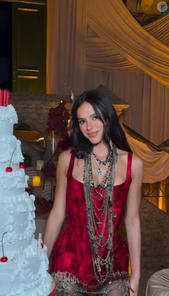 Bruna Marquezine exibe segundo look da noite em sua festa de aniversário