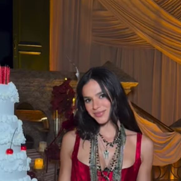 Bruna Marquezine exibe segundo look da noite em sua festa de aniversário