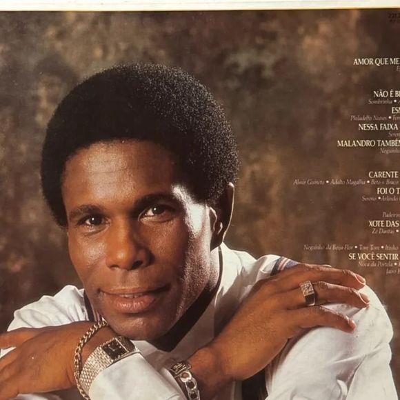 Neguinho da Beija-Flor tem 50 anos de carreira frente à azul e branco carioca