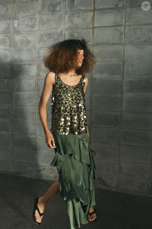 Saia Midi com Babados da Zara: A peça custa R$ 319,00, tem acabamento acetinado, cintura média e babados no mesmo tecido, levando a tendência boho para uma proposta mais sofisticada. Um top ajustado ou uma blusa de alças finas ajuda a manter as proporções equilibradas