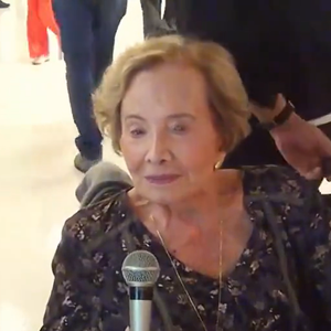 Glória Menezes revelou aos 89 anos um hábito que fazia parte de sua rotina diária: 'Eu ando todo dia de manhã, 01h00 chegando'