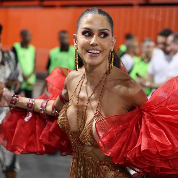 Deborah Secco é musa do Salgueiro