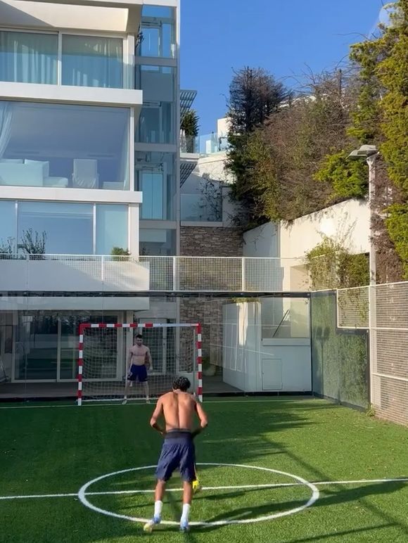 A mansão está construída em um lote de aproximadamente 3.800 m²