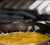 Então, é só fazer o omelete em uma frigideira espaçosa e antiaderente