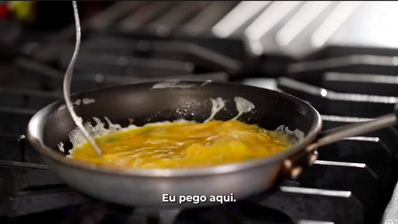 Então, é só fazer o omelete em uma frigideira espaçosa e antiaderente