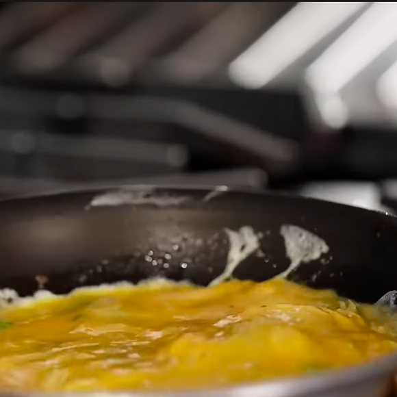 Então, é só fazer o omelete em uma frigideira espaçosa e antiaderente