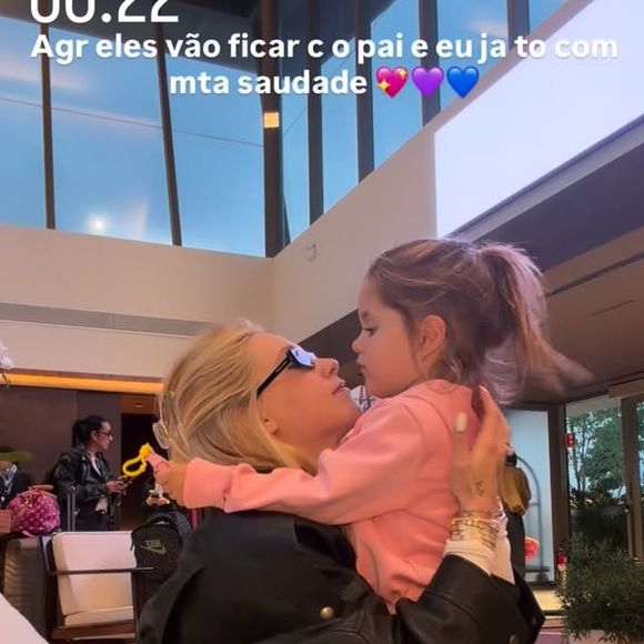‘Agora eles vão ficar com o pai e eu já tô com muita saudade’, escreveu Virgínia Fonseca, em um vídeo onde troca carinhos com as crianças em um aeroporto de São Paulo