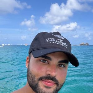 Em Madri, Lucas Guedez reclamou do frio e revelou ter ficado na mansão de Vini Jr., onde curtiu a piscina e sauna