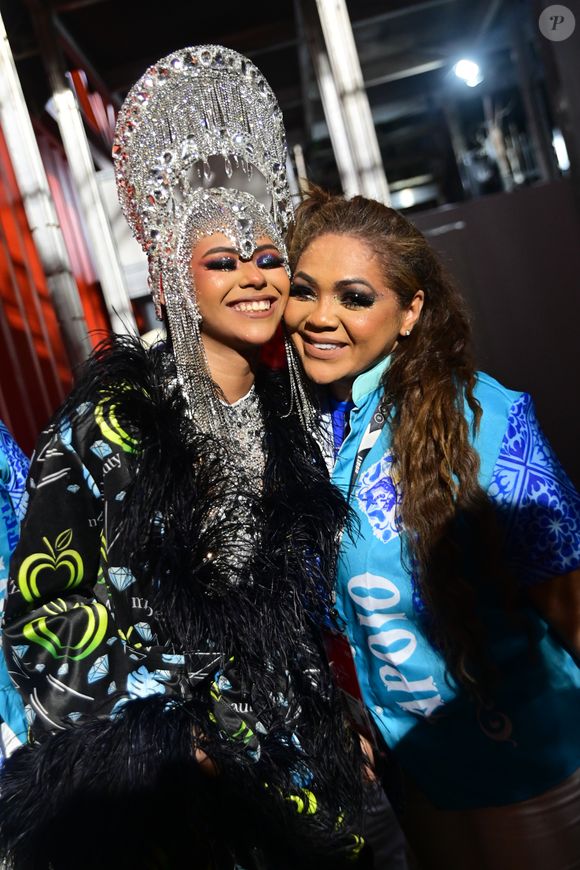 A musa da Portela ainda aproveitou para fazer o desabafo. A cantora disse estar sentindo falta de sua irmã, Lexa, neste Carnaval.