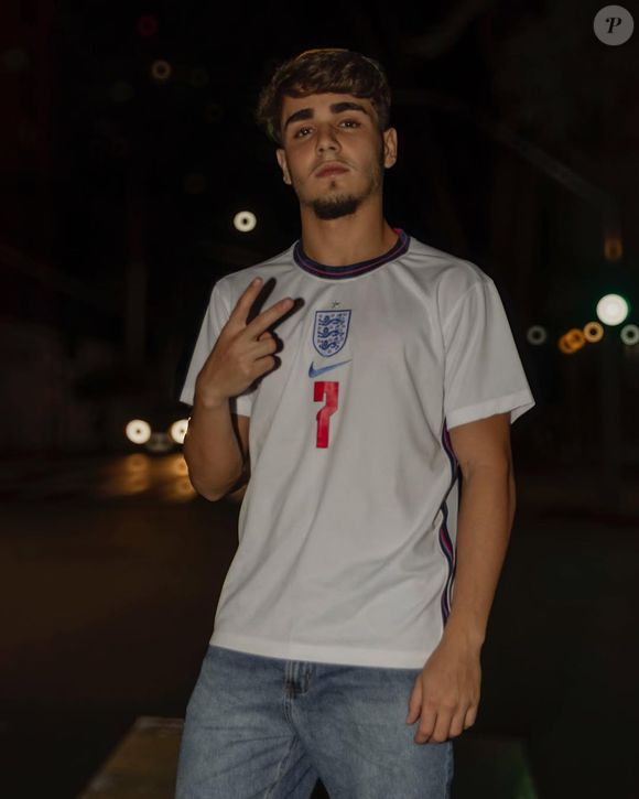 Segundo Chris Mattos, mãe do ator, a Globo estaria promovendo um boicote contra seu filho desde que ela rompeu contrato com uma antiga agência que o representava quando ele ainda era menor de idade.