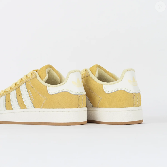Campus 00S W (Adidas) | R$ 699,99 — O solado gum e a entressola off-white reforçam a estética vintage do novo tênis da Adidas, que aposta em tons neutros e acabamento retrô para conquistar quem procura um visual moderno e versátil