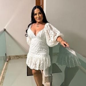 "Mãezinha, esse pesadelo vai passar, já está chegando ao fim, acredite; 'agindo Deus, ninguém impedirá', papai do céu não desampara os seus e nunca os abandona", escreveu Deolane para a mãe