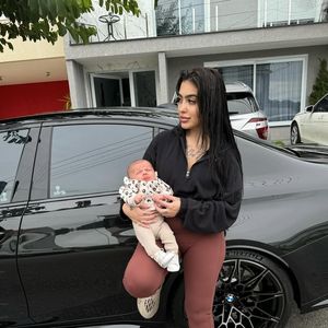 Filha de MC Mirella e Dynho, Serena, nasceu em 2023.