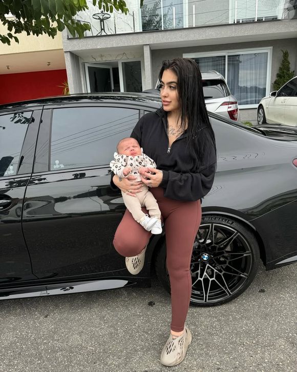 Filha de MC Mirella e Dynho, Serena, nasceu em 2023.
