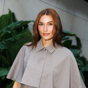 A participação de Sasha Meneghel na agenda internacional de O Diabo Veste Prada 2 evidencia o crescimento da estilista no mercado global, especialmente após o lançamento da Mondepars, marca com foco em design atemporal e sustentabilidade