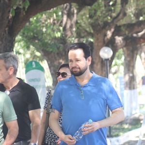 O ator e dublador Ricardo Juarez foi clicado abatido chegando ao velório