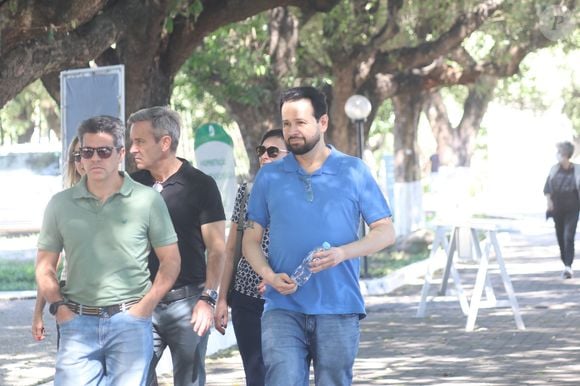 O ator e dublador Ricardo Juarez foi clicado abatido chegando ao velório