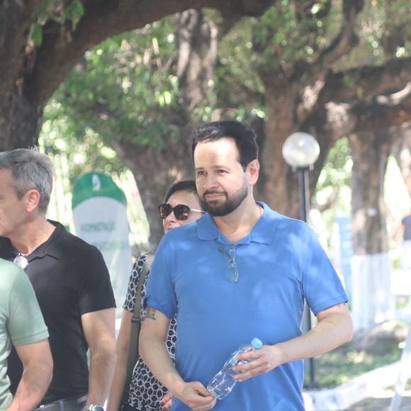 O ator e dublador Ricardo Juarez foi clicado abatido chegando ao velório