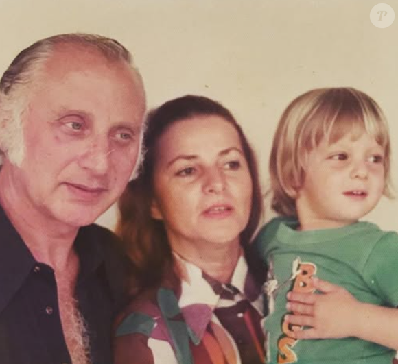 Luciano Huck era uma criança loira de cabelos lisos: na foto, o famoso da Globo está ao lado dos avós maternos Matilde e Maurício.