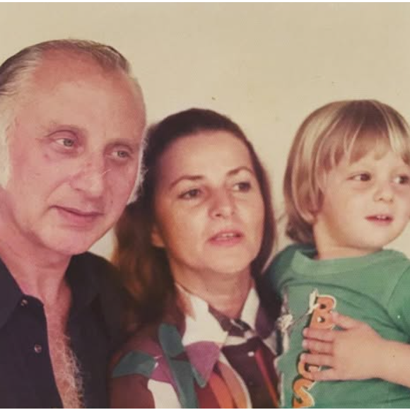 Luciano Huck era uma criança loira de cabelos lisos: na foto, o famoso da Globo está ao lado dos avós maternos Matilde e Maurício.