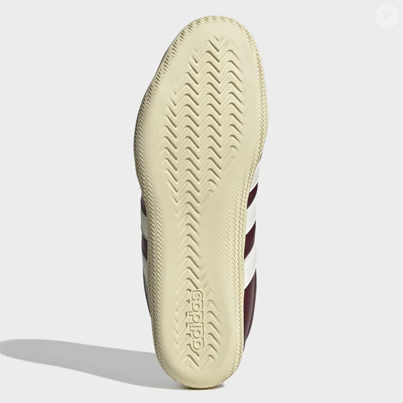 Sucesso entre consumidoras que valorizam conforto, o Adidas Grand Court LO ganha destaque pelo ajuste agradável aos pés e pelo visual atemporal que conversa perfeitamente com tendências clássicas da moda atual