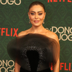 Poderosa! Juliana Paes brilha com vestido de veludo e tule transparente de grife libanesa que já vestiu Beyoncé e Lady Gaga em pré-estreia da Netflix