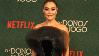 Poderosa! Juliana Paes brilha com vestido de veludo e tule transparente de grife libanesa que já vestiu Beyoncé e Lady Gaga em pré-estreia da Netflix