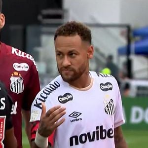 O jogador Thiago Mendes, do Vasco, deixou Neymar no vácuo antes do jogo começar