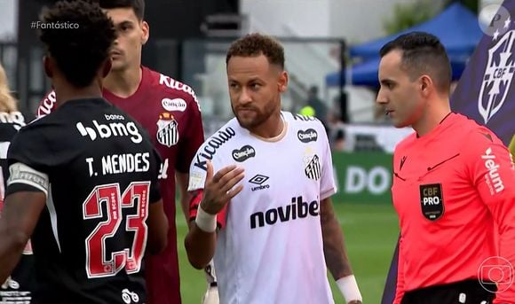 O jogador Thiago Mendes, do Vasco, deixou Neymar no vácuo antes do jogo começar