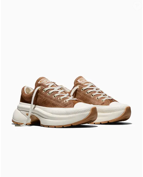 Além do cabedal em pelo de pônei, o modelo da Converse traz entressola moldada de espuma, solado de borracha com relevos e colarinho acolchoado