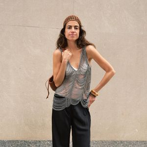 A Calça Acetinada com Bordados ZW Collection mostra como pequenos detalhes podem transformar uma peça básica em uma produção mais refinada. Confeccionada em viscose, ela combina modelagem confortável com acabamento bordado e pode ser usada tanto em looks elegantes quanto em combinações mais descomplicadas. Preço: R$ 399