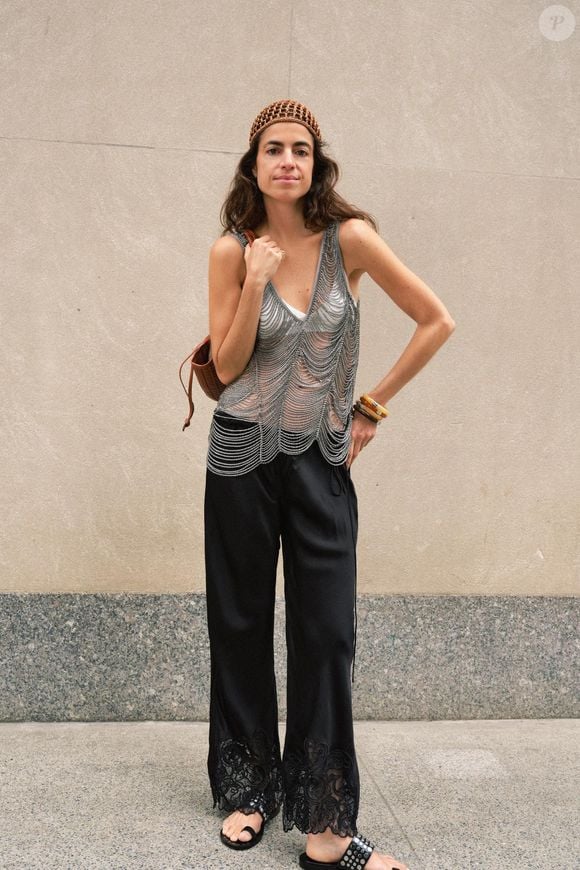 A Calça Acetinada com Bordados ZW Collection mostra como pequenos detalhes podem transformar uma peça básica em uma produção mais refinada. Confeccionada em viscose, ela combina modelagem confortável com acabamento bordado e pode ser usada tanto em looks elegantes quanto em combinações mais descomplicadas. Preço: R$ 399