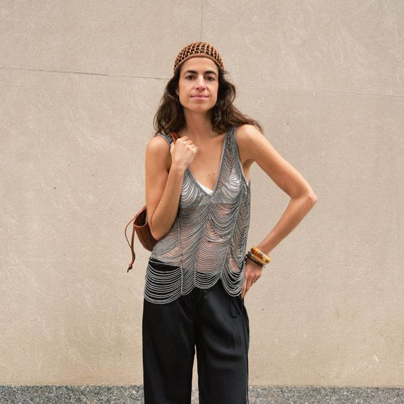 A Calça Acetinada com Bordados ZW Collection mostra como pequenos detalhes podem transformar uma peça básica em uma produção mais refinada. Confeccionada em viscose, ela combina modelagem confortável com acabamento bordado e pode ser usada tanto em looks elegantes quanto em combinações mais descomplicadas. Preço: R$ 399